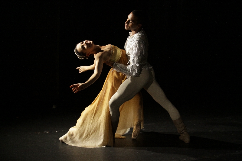 Os bailarinos Nielson Souza e Aline Campos como os amantes Romeu e Julieta: fluidez e emoção | Divulgação