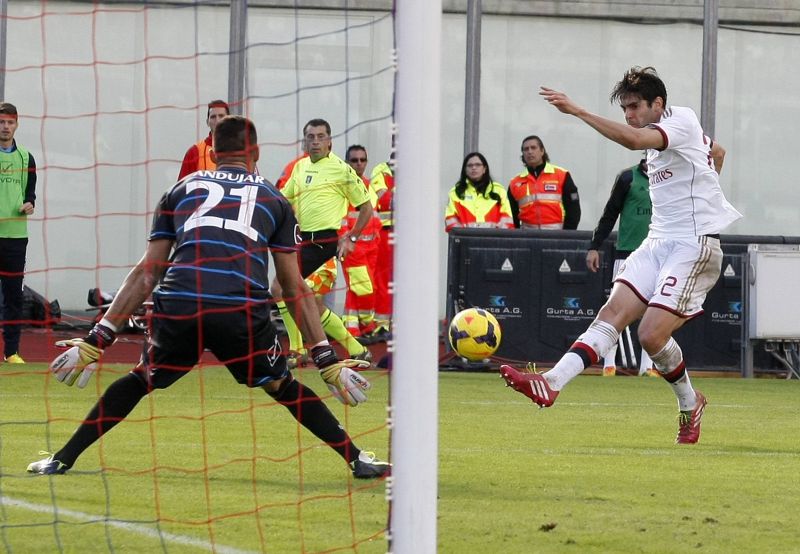Kaká chuta para marcar o terceiro gol do Milan sobre o Catania | Reuters