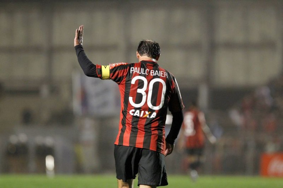 Petraglia comunica empresário que não renovará contrato de Baier Paulo Baier está de saída do Atlético | Daniel Castellano / Gazeta do Povo