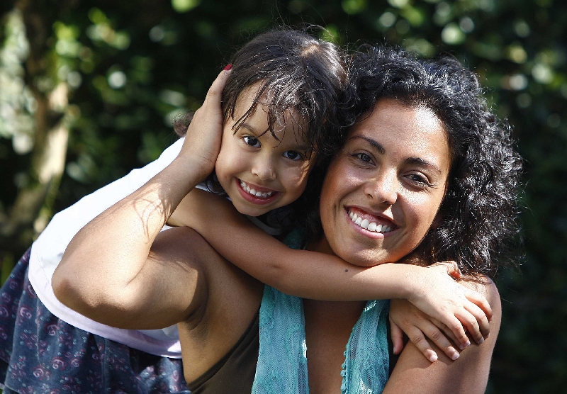 A professora Isabella Isolani estabeleceu uma rotina que permite que a filha Ana Clara, de 4 anos, brinque livremente: ela decide o que vai fazer, diz | Jonathan Campos/Gazeta do Povo