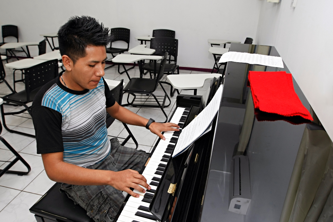 Estudante de Música, o boliviano Jaime Alex Mamani Mamani aprova a proposta da Unila. | Christian Rizzi / Gazeta do Povo