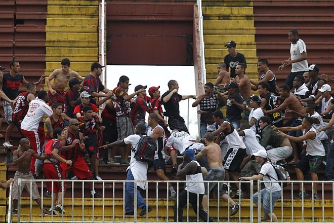 Briga generalizada entre torcidas do Atlético e Vasco em Joinville | 