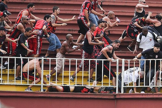 Sem policiamento dentro do estádios, torcedores rivais se encontraram e promoveram uma batalha campal | 