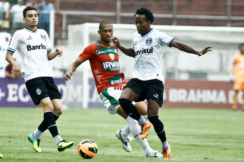 O meia Zé Roberto disputa a bola durante jogo sem gols no Canindé contra Portuguesa. Resultado garantiu vice-campeonato ao Grêmio. | Ale Vianna / Brazil Photo Press-Folhapress