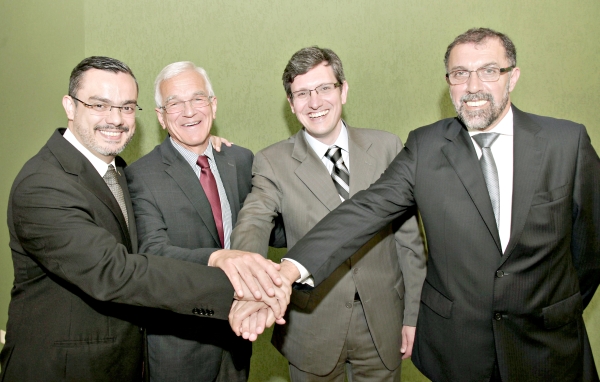 Os médicos Jaime Rocha, Agenor Ferreira da Silva Filho (ambos à esq.) e Rached Hajar Traya (de barba, à dir.), fecharam apoio à chapa União Médica, liderada por Alexandre Gustavo Bley (de gravata listrada), que concorre à presidência da Unimed Curitiba | Julio Cesar Souza