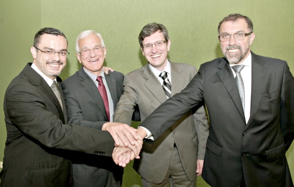 Os médicos Jaime Rocha, Agenor Ferreira da Silva Filho (ambos à esq.) e Rached Hajar Traya (de barba, à dir.), fecharam apoio à chapa União Médica, liderada por Alexandre Gustavo Bley (de gravata listrada), que concorre à presidência da Unimed Curitiba | Julio Cesar Souza