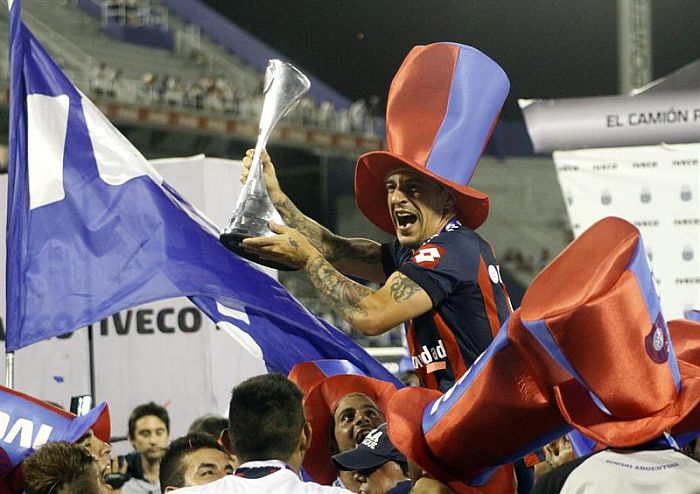 Réplica do troféu do Torneio Apertura será entregue ao papa Francisco pela diretoria do San Lorenzo | Daniel Jayo / EFE