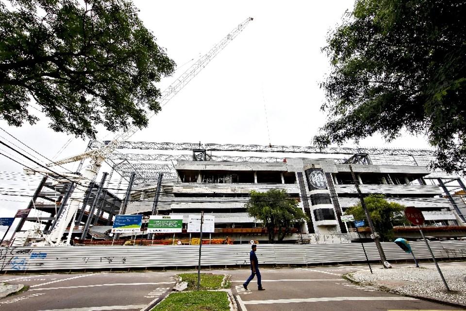 Entrada principal da Arena da Baixada: segundo o Atlético, estádio fechou o mês de novembro com 88,8% da obra concluída | André Rodrigues/ Gazeta do Povo