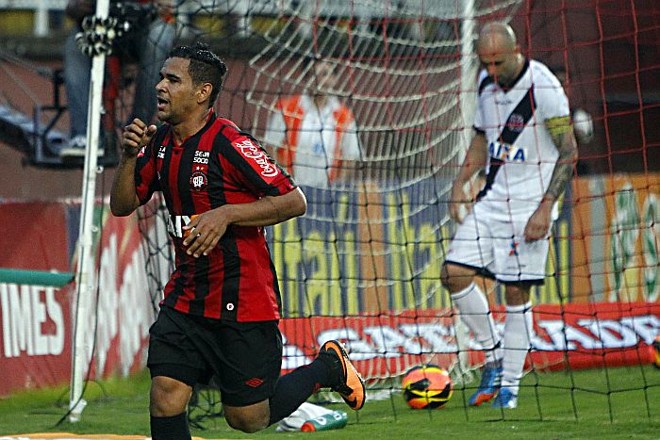 Ederson comemora o último gol na vitória que decretou o rebaixamento do Vasco | Albari Rosa / Gazeta do Povo