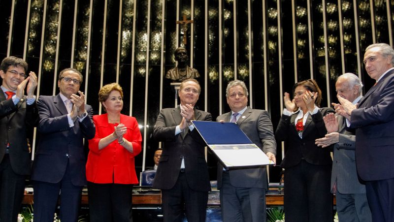 João Vicente, filho do ex-presidente JOão Goulart, recebeu um diploma de restituição simbólica do mandato do ex-chefe de Estado brasileiro, deposto em golpe militar no dia 1º de abril de 1964 | Roberto Stuckert Filho / Presidência da República / Divulgação