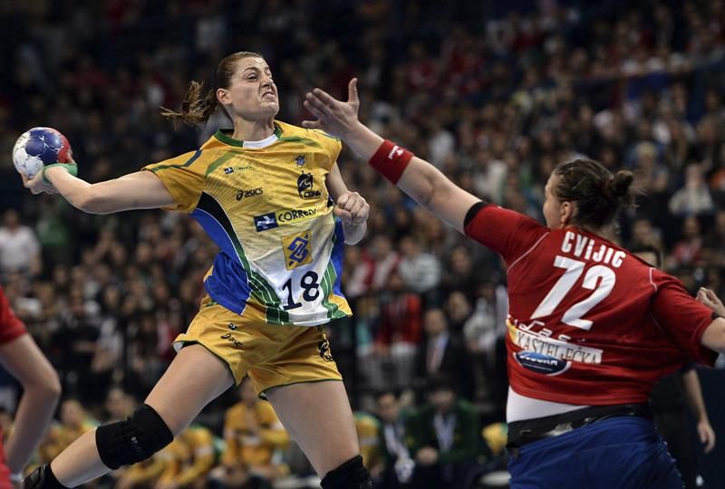 Eleita melhor do campeonato, Duda Amorim arremessa na final com a Sérvia | Georgi Licovski / EFE