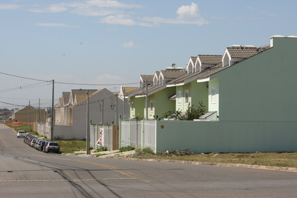 Bairro planejado resgata clima de cidades pequenas Neoville, na Zona Sul de Curitiba, tem condomínios internos de sobrados | Aniele Nascimento/ Gazeta do Povo