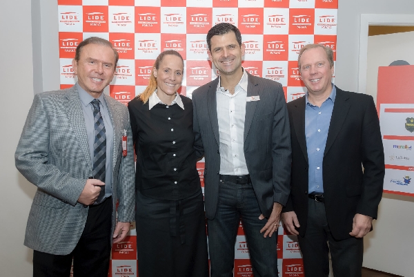 Os diretores do Centro Europeu Carlos Sandrini e José Ost (nas pontas) com o casal Daniela e André Caldeira, anfitriões do LIDE Gastronomia, realizado quinta-feira na sede da escola do Alto da XV | Eneas Gomez