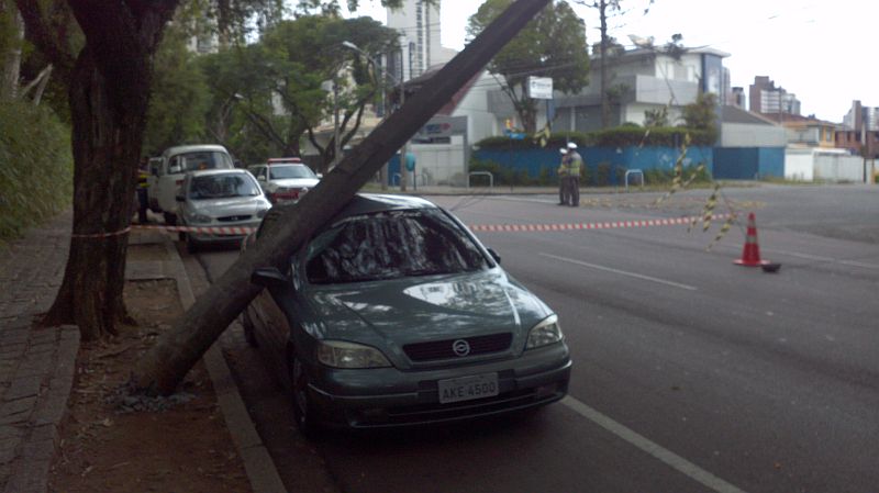 Trânsito precisou ser parcialmente bloqueado por causa do acidente na Rua Marcelino Champagnat | Diego Ribeiro / Gazeta do Povo