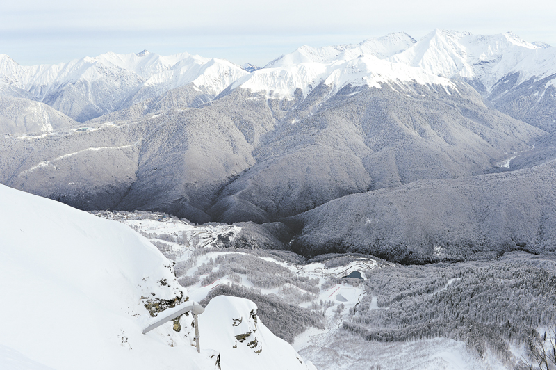 Especialistas estão construindo barragens, derrubando cornijas e recorrendo a explosões com rajadas de gás para afastar o risco de avalanches em Sochi | James Hill/The New York Times