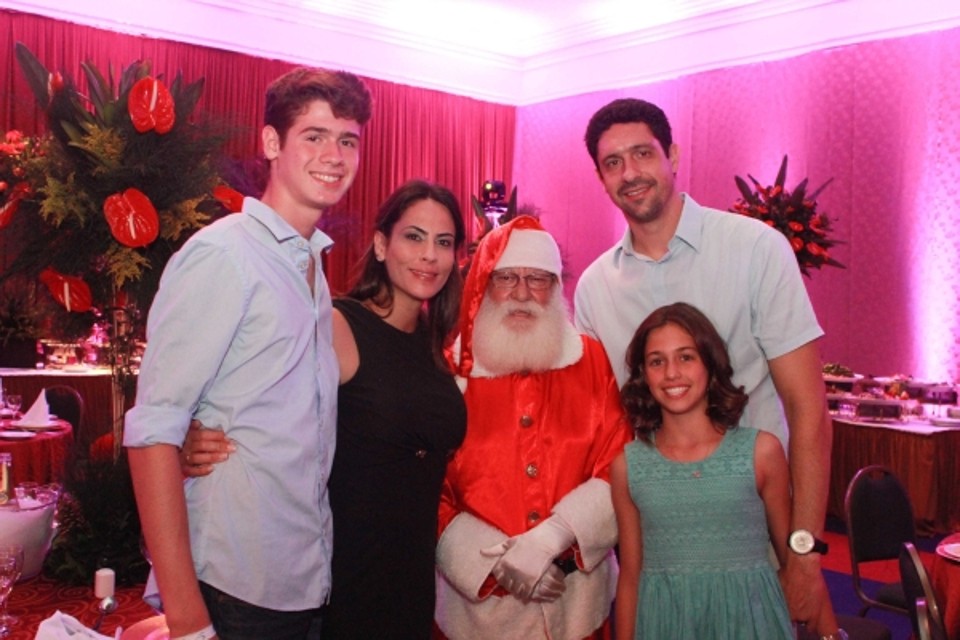 O ex-nadador Gustavo Borges, a mulher, Bárbara Borges, e os filhos, Luiz Gustavo e Gabriela, participaram da animada ceia de Natal no Mabu Thermas Grand Resort, que teve Papai Noel, coral e outras atrações | Wilson Ruanis