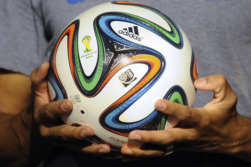 Todas as seleções já estão com as bolas da Copa para que se adaptem para o Mundial, que começa no dia 12 de junho de 2014 | Stringer / Reuters