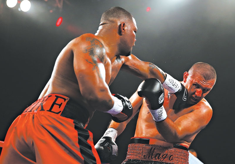 Magomed Abdusalamov leva um soco de Mike Perez; ele foi hospitalizado em seguida: violência como espinha dorsal do boxe | Al Bello/Getty Images