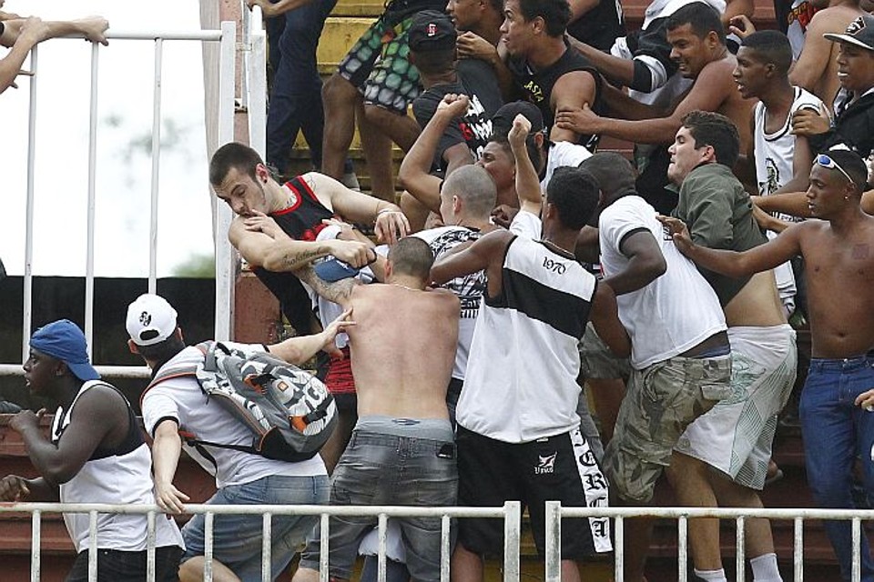 Vascaínos espancam atleticano em Joinville: torcida carioca teve ajuda da diretoria | Albari Rosa / Gazeta do Povo