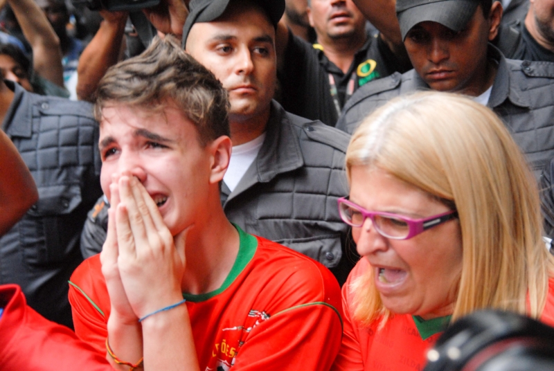 Torcedores da Lusa que foram ao STJD, no Rio, choram com o rebaixamento do clube: dirigentes falam em apelar à Justiça comum | Armando Paiva/ Fotoarena/ Folhapress