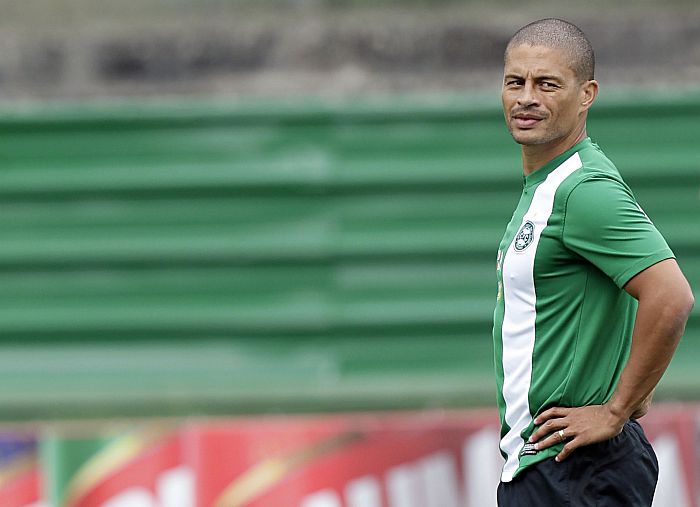 Amizade de Alex com o técnico Gilson Kleina pode pesar na decisão do meia de ir para o Palmeiras | Felipe Rosa / Tribuna do Paraná