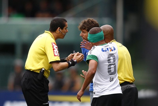 Gil e o técnico interino Tcheco conversam com os árbitros |