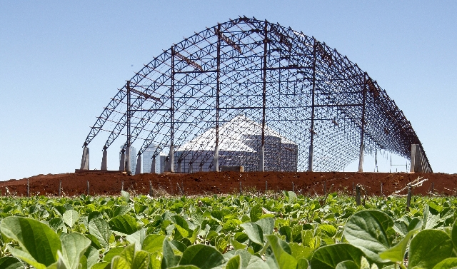 Armazéns em construção usam recursos de programas antigos enquanto novas linhas estão travadas | Hugo Harada/gazeta Do Povo