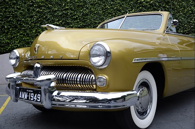 Novembro - Mercury Coupé 1949- O empresário Antônio Kowalski, 68 anos, brindou o calendário com um conversível V8 (3 marchas) bastante conhecido nos encontros de antigomobilismo. A Mercury, controlada pela Ford, era sinônimo de carros imponentes na época |