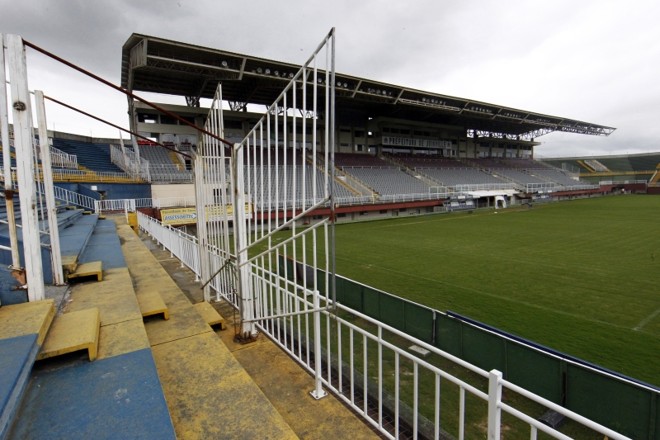 Divisão das torcidas na Arena Joinville: núcleo da barbárie |