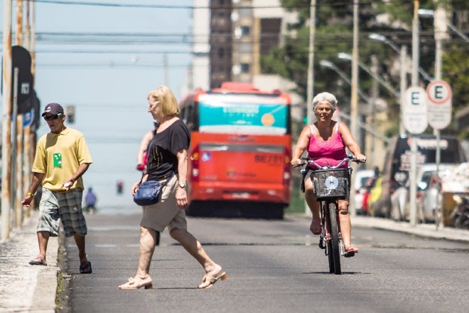 Apesar de não indicado, muitos ciclistas em Curitiba se sentem mais seguros ao circular pelas vias do expresso do que nas ruas | 