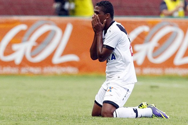 Vascaíno chora ao ver torcedor ser espancado durante a partida |