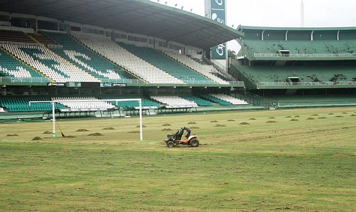 Gramado do Couto Pereira está sendo recuperado para estar em perfeitas condições no início da temporada de 2014 | Divulgação Coritiba