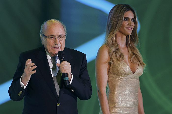 Joseph Blatter, ao lado da apresentadora Fernanda Lima: "Já era hora da copa voltar ao Brasil" | Paulo Whitaker / Reuters