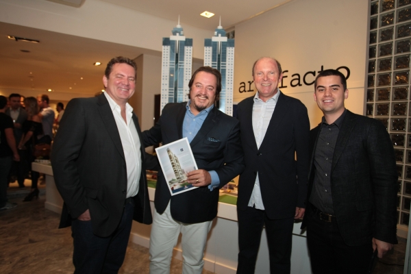 Os sócios da Pasqualotto & GT Empreendimentos, Lindomar Pasqualotto (à esq.) e Geninho Thomé (de camisa clara, à dir.), e o diretor geral da empresa, Alcino Pasqualotto Neto (último à dir.), com o empresário Fabrício de Macedo no lançamento da parceria com a construtora catarinense, anteontem, na Artefacto Curitiba | Jader da Rocha