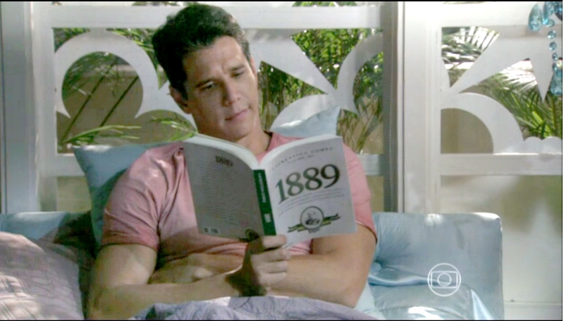 O personagem de Márcio Garcia, Guto, apareceu lendo 1889, de Laurentino Gomes | Reprodução