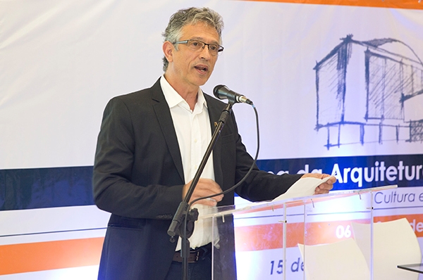 Ao exercer a presidência do IAB-PR, João Suplicy organizou as palestras que resultaram no livro | Divulgação/Julio Covello