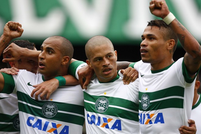 Deivid, Alex e Júnior Urso comemoram segundo gol coxa branca |