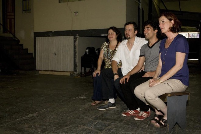 A equipe de coordenação do núcleo de dramaturgia: Anna Zétola (à esq.), do Sesi), Roberto Alvim, o produtor Diego Marchioro e a presidente do Centro Cultural Teatro Guaíra, Mônica Rischbieter |