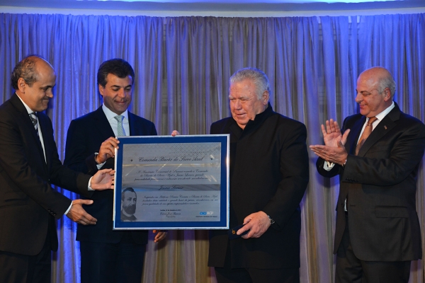 Jaime Lerner no momento em que recebeu a Comenda Barão do Serro Azul das mãos do prefeito Gustavo Fruet e do governador Beto Richa, sob os aplausos do presidente da ACP, Edson José Ramon | Felipe Rosa