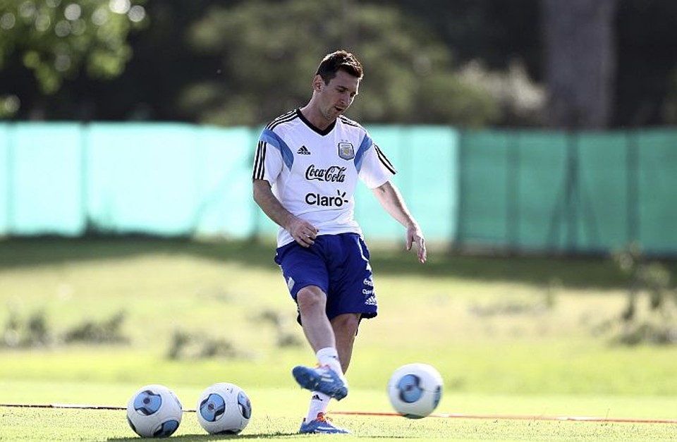 Messi dispara contra cartola do Barça: Messi está fazendo tratamento da lesão na coxa em Buenos Aires | Reuters