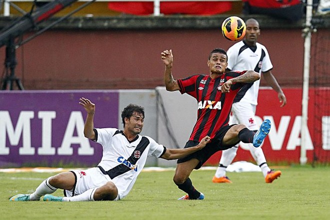 Éverton sofre marcação do Vasco |
