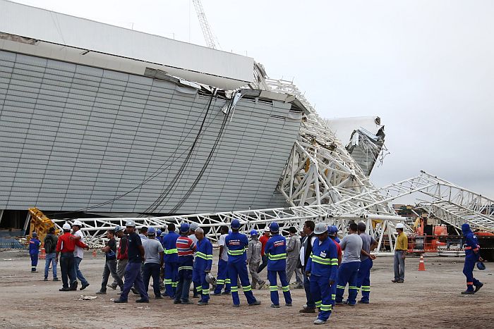 Operários retomam as obras do Estádio do Itaquerão após o acidente com guindaste semana passada | Alex Falcão / Futura Press / Folhapress