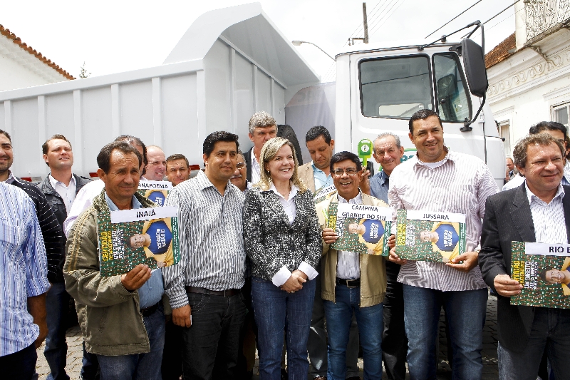 Gleisi Hoffmann em visita à Lapa para a entrega de máquinas e caminhões: intensificação das viagens pelo interior do Paraná | André Rodrigues/ Gazeta do Povo