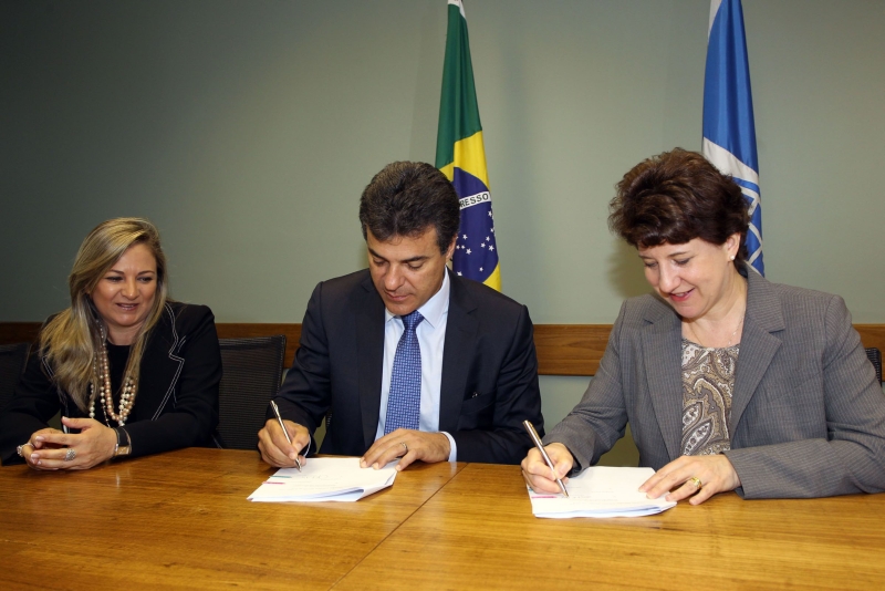 Richa assina o contrato do empréstimo de R$ 815 milhões juntamente com a diretora do Banco Mundial, Debora Wetzel. A secretária estadual da Fazenda, Jozélia Nogueira (esq.), observa | Orlando Kissner/ANPr