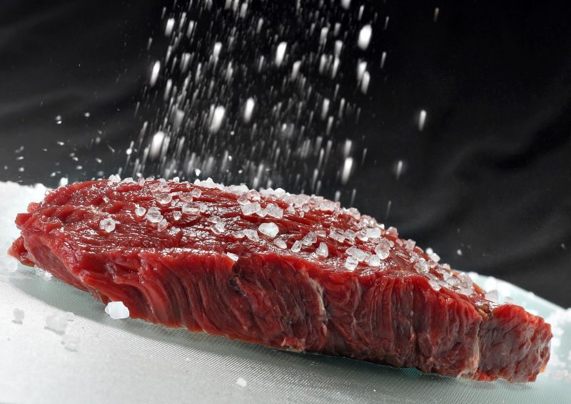 A gordura saturada encontrada em carnes vermelhas, manteigas e queijos deixou de ser considerada a grande vilã da saúde | Alexandre Mazzo / Gazeta do Povo