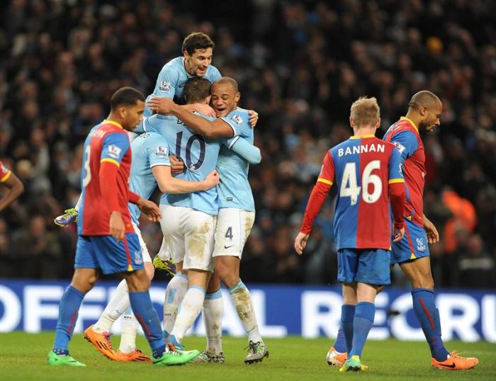 Jogadores do Manchester City comemoram o gol de Dzego que garantiu a vitória sobre o Crystal Palace | reuters