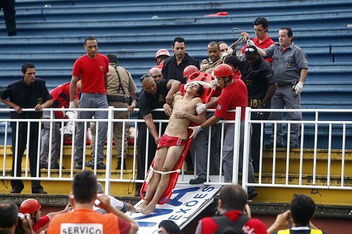 William Batista da Silva é atendido após briga de torcedores do Atlético e Vasco na Arena Joinville | Albari Rosa / Gazeta do Povo