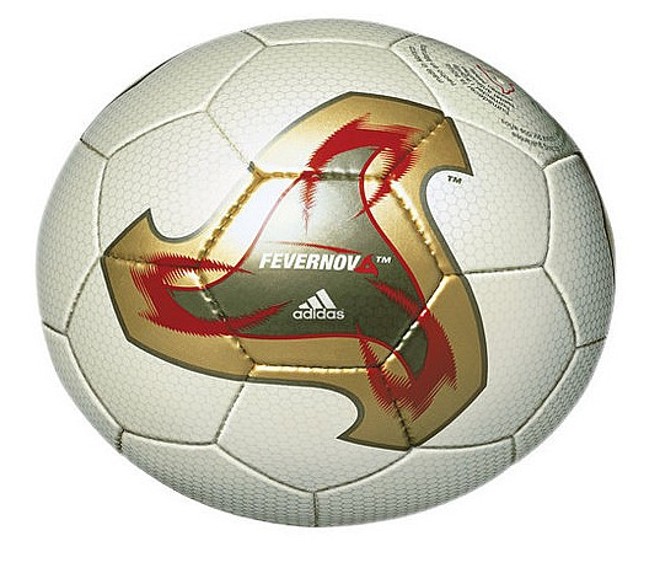A Fevernova, da Copa de 2002, realizada na Coreia do Sul e do Japão, tinha um design predominantemente branco com um triângulo cinza, dourado e vermelho que se assemelhava a uma shuriken, uma arma de arremesso ninja em forma de estrela | 