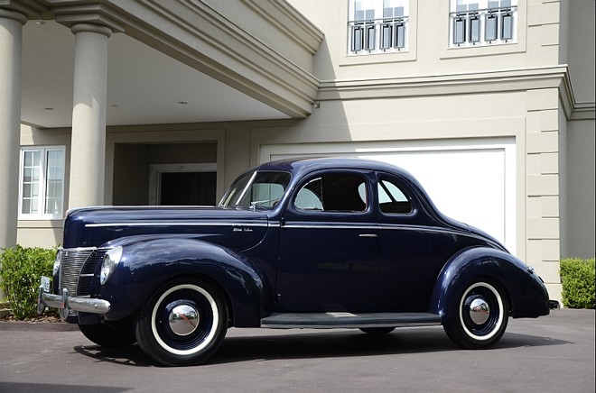 Junho - Ford V8 De Luxe Coupe 1940- O exótico cupê da Ford é de propriedade do médico Francisco Luiz Grocoske, 45 anos. O motor V8 rende 85 cv, um desempenho instigante para a sua época. Ele está acoplado a uma relação de 3 marchas |