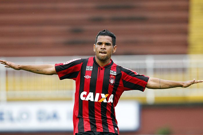 Ederson comemora o segundo gol do Atlético na vitória sobre o VAsco | Albari Rosa / Gazeta do Povo